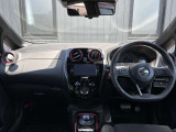 運転席席内装の全体像です、細部まで上質なインパネ周りはこのように機能的にまとまっています。