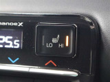 快適温熱シート(運転席・助手席)が装備されています。長時間座っていると負担のかかりやすい肩や腰、寒い日に冷えやすい脚部に快適なぬくもりを伝えます。HI-LOのモード切替スイッチ付です。