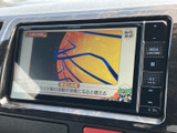 テレビ番組を表示できる画面を備えており、停車中の休憩時間などに映像を楽しめます。画面に番組内容が表示されるため、待ち時間を過ごす際にも活用いただけます。