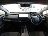 室内は、圧迫感の少ない広々とした空間と運転に集中できるコックピットを両立。