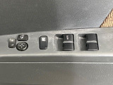 【電動格納ミラー】サイドミラーは電動格納式となっており、狭い駐車場でもキズがつくリスクを抑えられます。
