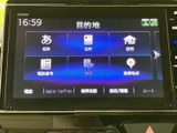 目的地の入力画面には名称や住所、自宅、電話番号などの選択肢が並び、行き先に合わせて探し方を選べます。項目が画面上に整理されており、目的地設定の流れも把握しやすい仕様です。