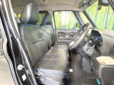 運転席まわりには十分なスペースがあり、大柄な方でもゆったり運転していただける環境です。