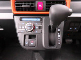 運転のしやすいインパネシフトです。運転席の足元も広くとても快適ですよ。