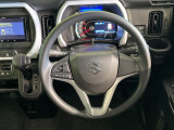 インテリアに合わせたデザインのステアリングは、運転される方のことも考え、運転しやすい形状、大きさです。是非一度、実際に触ってお確かめください。