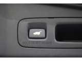 パワーテールゲート装備!荷物を持っていてもスイッチ一つでテールゲートの開閉が可能です!パワーテールゲートは運転席からも操作することが可能です!