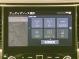 ラジオやディスク、SDなど複数のオーディオソースを画面で選べる構成です。各項目が大きく表示されているため、利用したい音源を確認しやすく、日常の車内で使いやすい画面です。