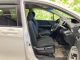 運転席と助手席が並ぶ前席は、座面や背もたれの形状が見やすく、乗車時の姿勢をイメージしやすい空間です。前方の視界も広がり、運転する方も隣に乗る方も落ち着いて過ごせます。