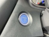 【エンジンスタートボタン】一度使ったら手放せなくなるスマートエントリーキーシステムです。 鞄やポケットの中に入れたままでもエンジン始動ができ、楽チンです。