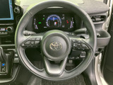 手元に複数のスイッチを備え、運転姿勢を保ったまま各種操作にアクセスしやすい仕様です。表示が確認しやすく、日々の運転で便利に活用いただけます。