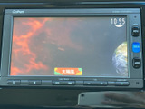 画面にテレビ番組の映像が表示され、停車中に映像やテレビを視聴できます。待ち時間などに楽しめる便利な装備で、操作項目も画面周辺にまとまり確認しやすい仕様です。