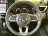 ステアリングには複数のスイッチが備わり、運転姿勢を保ちながら各種機能にアクセスしやすい配置です。メーターの視認性にも配慮された運転席まわりで、扱いやすさを感じられます。