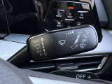 右ワイパーレバーはオートワイパー機能搭載。レバーを一段階上にあげることでオートワイパーが作動。つまみで感度調節が可能です。運転に集中できる便利機能です。