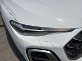 ●マトリクスLEDヘッドライト『高度な照明技術を使用した車両のヘッドライトです。この技術は、複数のLEDを用いており、車両の周囲の状況に応じて光のパターンを動的に調整します。』