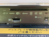 ディスプレイ装置にはテレビや映像再生に関連する表示があり、停車中に映像を楽しみたい場面に活用できます。各種メディアに対応する端子やスロットも備わり、利用方法の幅が広がります。