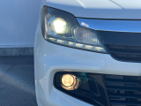【LEDヘッドライト】悪天候や夜間走行時も良好な視界を確保し安心して運転できる高輝度LEDヘッドライトを装備!点灯速度が早く、消費電力も抑えられています。