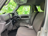 運転席と助手席が並ぶ室内は、窓が大きく周囲を見渡しやすい印象です。落ち着いた色合いのシートとすっきりした足元で、日々の移動を快適に支えます。