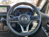 手元には複数のスイッチが配置され、運転姿勢を大きく変えずに各種機能へアクセスできます。メーターやナビ画面も視線を移しやすい位置にあり、日常の運転をサポートします。