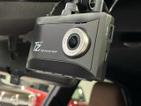 車内にドライブレコーダーが備わり、日々の運転時の記録を残す用途に活用できます。万一の際に備えたい方にも心強い装備で、車での移動を安心して過ごすための心配りが感じられます。