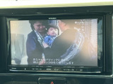 テレビ番組を画面で視聴でき、停車中の待ち時間にも車内で映像を楽しめます。画面に番組が表示されており、音声とあわせて過ごし方の選択肢を広げてくれます。