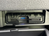 カードスロットと操作部を備えた機器が、手の届きやすい位置に収まっています。表示やボタンを確認しやすく、必要なときに扱いやすい配置です。車内装備をすっきりまとめたい方にも注目いただきたいポイントです。
