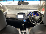 運転席から前方を見渡しやすい配置で、メーターやセンター部分も視線を移しやすくまとまっています。シートは黒を基調とした落ち着いた雰囲気で、乗車中もすっきりと過ごせる室内空間です。