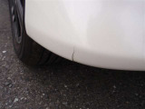 フロントバンパーにご覧のような亀裂がございますので、現車でのご確認を宜しくお願いいたします。