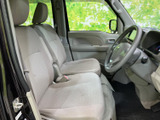 前席は座面と背もたれにゆとりを感じる形状で、運転席からの前方確認もしやすいレイアウトです。明るい内装色が車内に広がりを感じさせ、乗り降りもスムーズです。