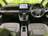 運転席まわりはメーターや画面が見渡しやすく、前方の視界もすっきりしています。左右のシートは落ち着いた色合いでまとめられ、日常の移動でもくつろぎやすい空間です。