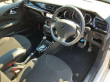 運転席は使用感少なく綺麗です。