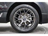 社外のアルミホイールが足元を飾ります!タイヤサイズは 225/55R19で ございます!