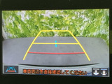 後方の様子を画面で確認しながら駐車を進められるため、車庫入れや狭い場所での後退時に役立ちます。ガイド表示も備わり、周囲を目視で確かめる際の補助として日常の駐車をサポートします。