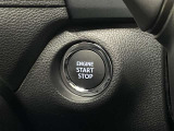 プッシュスタート式です。キーをカバンから出さずにエンジン始動が可能です。