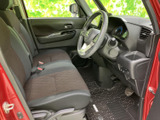 前席はシートにゆったり腰掛けられ、運転席からメーター類や前方を見渡しやすい配置です。足元にも空間があり、乗り降りのしやすさや日常の使い勝手に配慮されています。