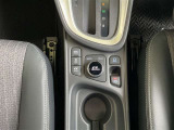 スタイリッシュなデザインのインパネ。各操作スイッチは使いやすい位置に配置されてます。