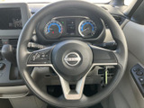 手元で視線を大きく移さず操作できるスイッチを備え、運転中の利便性に配慮されています。握りやすい形状で、毎日の移動をサポートします。
