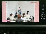 テレビ番組を画面で視聴でき、停車中の待ち時間も過ごしやすくなります。映像表示に対応しているため、休憩のひとときに車内で番組を楽しみたい方にも便利です。