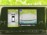 画面には車両周辺と後方の映像が並び、駐車時の周囲確認をサポートします。画面下のボタンや左右のダイヤルも見やすく配置され、必要な操作を把握しやすい仕様です。