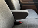 運転席にはアームレストが付いてます。