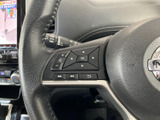 ハンドル脇に配置され、運転席から手を伸ばしやすいレバーです。周辺の表示やスイッチも見分けやすく、日常の操作を自然に行いやすい運転席まわりです。