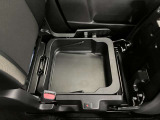 【シートアンダーボックス】助手席下には持ち運び可能な収納ボックスが装備されています。車検証ケースや靴などが収納できます。