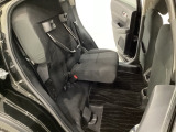 リアシートは座面も厚みがあり背もたれも高く、ゆったりくつろいでお乗りいただけるシートです。座面を跳ね上げて収納スペースを広くすることも可能です。