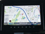 道路や周辺施設が地図上に表示され、現在地や目的地までの位置関係を確認しやすい画面です。縮尺変更などの案内も備わり、初めての場所へ向かう際の道探しをサポートします。