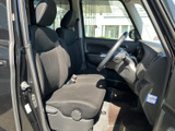 前席はゆとりを感じる空間で、運転席から前方や左右を見渡しやすいレイアウトです。シートは身体を預けやすい形状で、落ち着いた色合いの内装とともに、毎日の移動を快適に支えます。