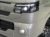 【LEDヘッドライト】悪天候や夜間走行時も良好な視界を確保し安心して運転できる高輝度LEDヘッドライトを装備!点灯速度が早く、消費電力も抑えられています。