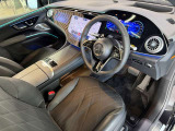 メルセデスのシートは、少し硬めに出来ておりますので、長時間の運転でも疲れにくく、安全にドライビングをお楽しみ頂けます