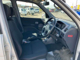 【運転席・助手席】ゆったり、ひろびろの車内スペース。一人一人の空間に余裕があります。