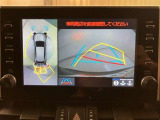 パノラミックビューモニターを装備。クルマを真上から見るように周囲を確認できます。機能の詳細はスタッフまでお問い合わせください。