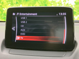 USBやCD、AUX、DVDなど、画面から選べる音源・映像メニューを備えています。停車中の操作時にも項目を確認しやすく、用途に合わせて選択できる便利な装備です。