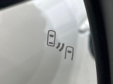 【ブラインドスポットモニター】走行中、ドアミラーの死角になりやすい箇所に後続車が接近するとサイドミラーのレンズに警告を表示!ドライバーに注意喚起をしてくれます。